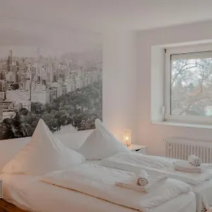  Apartment Mit Kueche, Arbeitsplatz Und Xxl Sofa Deutschland